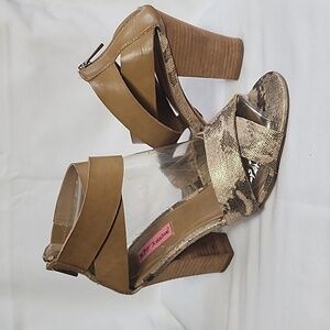 #24 Metallic strap sandal.